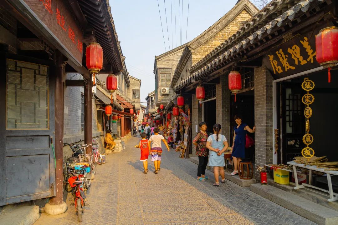 走進(jìn)南陽古鎮(zhèn)，靜看搖櫓船，輕輕卷漣漪