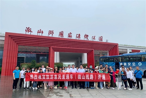 旅游惠民直通車（微山線路）今天正式通車啦！大美微山湖，紅花映碧荷！